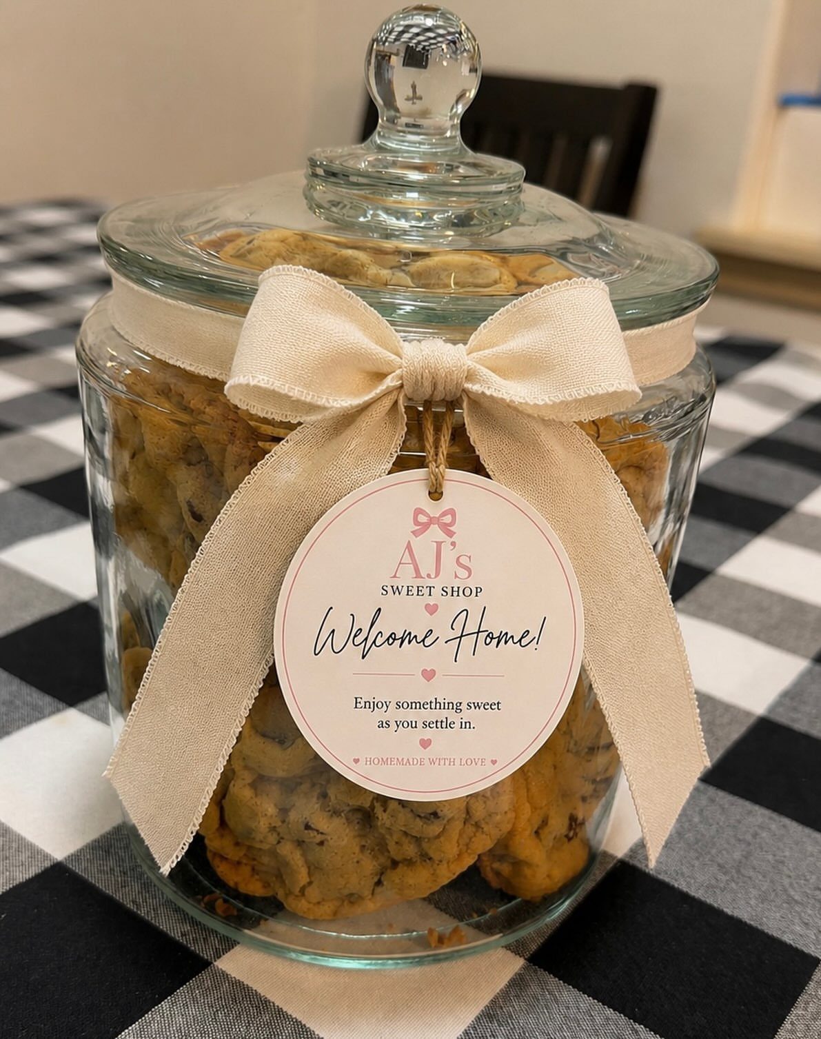 13 Easy Gifts for Neighbors You Can Make or Bake 1 Glass jar of chocolate chip cookies with a welcome home gift tag.